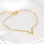 otien-bransoletka-zlota-v-literka-prezent-dla-dziewczyny